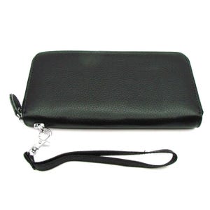 Cartera de piel de guijarro con cierre de cremallera completo y correa organizadora para varias tarjetas, color negro, NWOT