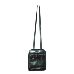 Puede incluir: Bolso bandolera de cuero negro con dos bolsillos delanteros con solapa con textura de cocodrilo y herrajes plateados. El bolso tiene una correa larga y fina y una base marr&oacute;n oscuro.