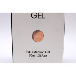Op de afbeelding: Een witte doos met het woord "GEL" in zwart. In het midden een perzikkleurige kleurstaal, met het label "Peach". De tekst "Nail Extension Gel" en "50ml-1.76 fl.oz" zijn eronder gedrukt.