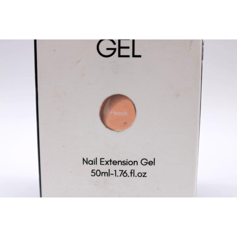 Op de afbeelding: Een witte doos met het woord "GEL" in zwart. In het midden een perzikkleurige kleurstaal, met het label "Peach". De tekst "Nail Extension Gel" en "50ml-1.76 fl.oz" zijn eronder gedrukt.