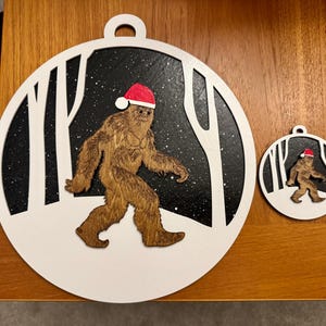 Riesiger Bigfoot Weihnachtsschmuck: 3D-Schicht-Weihnachtsmütze Sasquatch