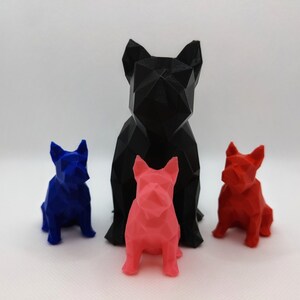 Puede incluir: Cuatro figuritas geom&eacute;tricas de Bulldog Franc&eacute;s en negro, azul, rosa y rojo.