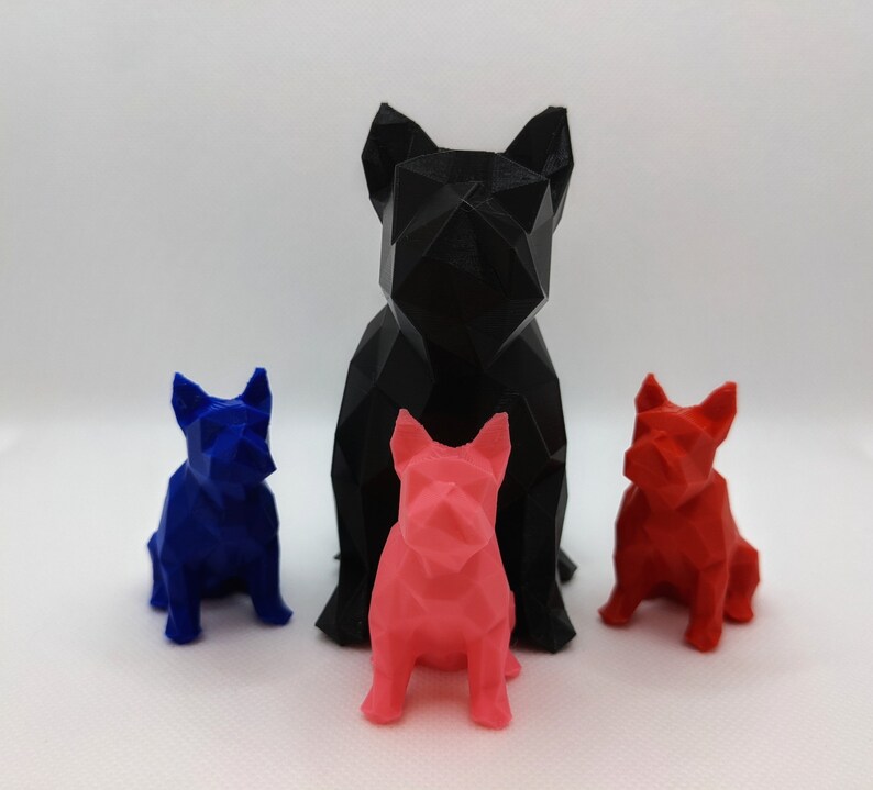 Puede incluir: Cuatro figuritas geom&eacute;tricas de Bulldog Franc&eacute;s en negro, azul, rosa y rojo.