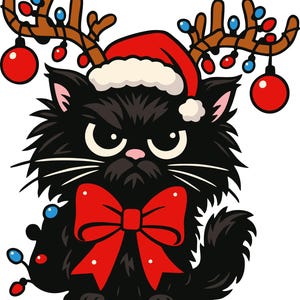 Könnte beinhalten: Cartoon-Illustration einer schwarzen Katze mit Weihnachtsmütze und Rentiergeweih, verziert mit Lichterketten und Christbaumkugeln. Die Katze hat eine große rote Schleife und einen grimmigen Gesichtsausdruck.