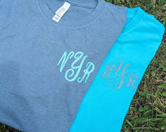 Camiseta con monograma personalizada, camisa con monograma de bolsillo izquierdo, camisetas de grupo a juego, camiseta con iniciales personalizadas, regalo de fiesta nupcial, camiseta de criada de la novia