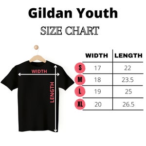 Puede incluir: Tabla de tallas Gildan Youth para camisetas. La tabla muestra las medidas de ancho y largo en pulgadas para las tallas S, M, L y XL.