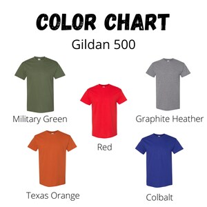 Puede incluir: Carta de colores para camisetas Gildan 500 que muestra cinco colores diferentes: verde militar, gris jaspeado grafito, rojo, naranja de Texas y cobalto.
