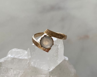 Vintage 18k Yellow Gold Blue Gray Moonstone Cabochon Ring Band