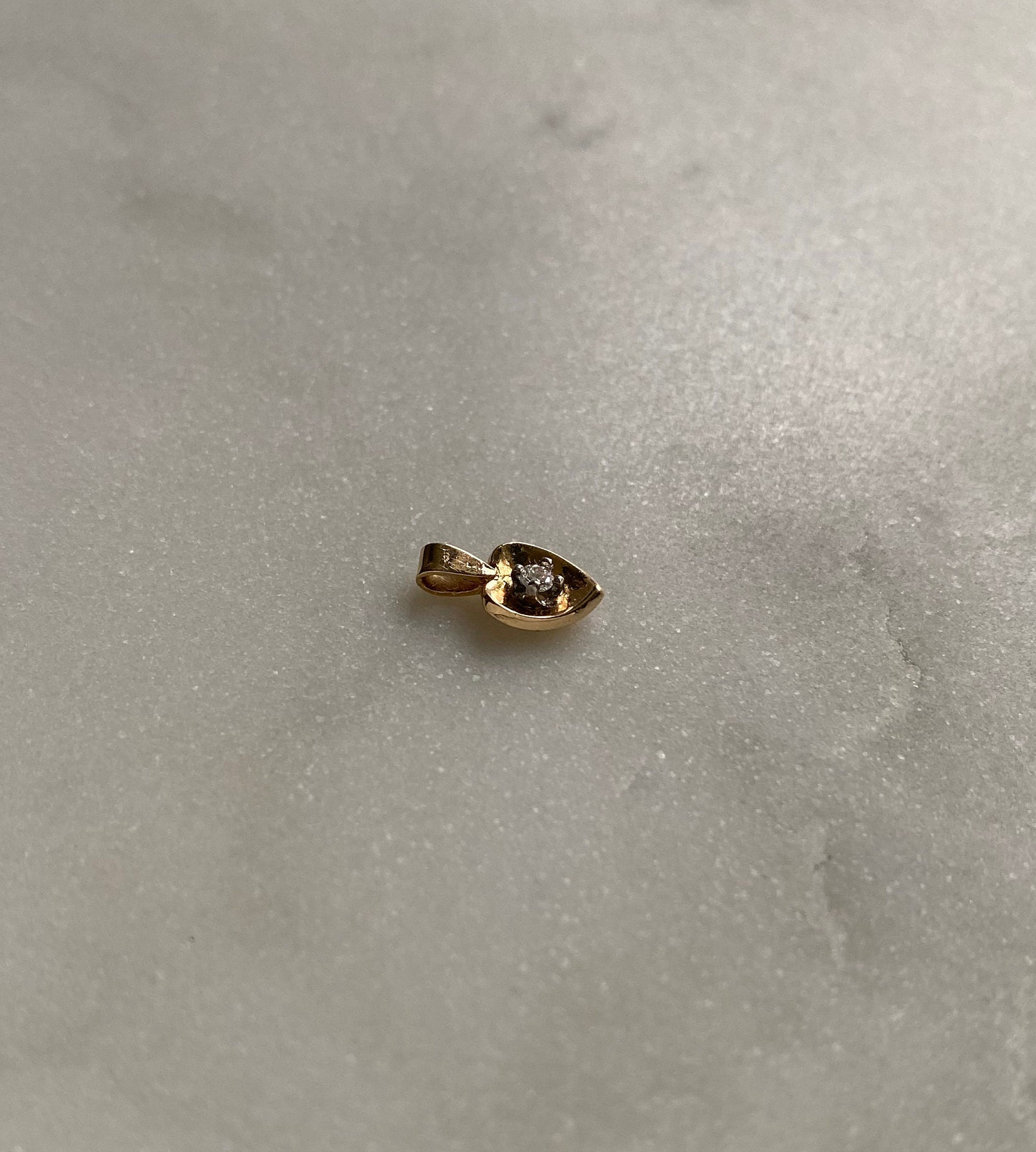 Herz Liebe Charm Round Brilliant Cut CZ Kristall 14k Gelbgold 19x12mm Anhänger Herz Liebe Charm Round Brilliant Cut CZ Kristall 14k Gelbgold 19x12mm Anhänger