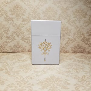 Scatola per sigarette con glitter nobile – dipinta a mano con accenti dorati