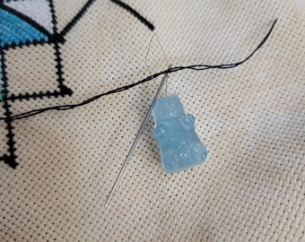 Enfiador de agulhas Gummy Bear: ferramenta para ponto cruz e bordado