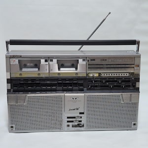 Boombox vintage Sharp GF-808S The Searcher-W Reproductor de casete Radio estéreo FM AM