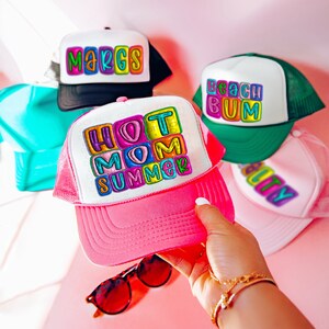 Hot Mom Summer Shirt PNG Design digital 3D para sublimação, design de camisa, néon vibrante, download instantâneo digital, moderno, verão png