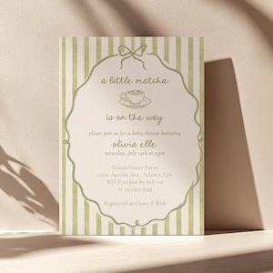 Puede incluir: Invitación a un baby shower con un fondo a rayas verdes y blancas. La invitación presenta un marco decorativo con el texto "a little matcha is on the way". Los detalles incluyen el nombre de la homenajeada, la fecha, la hora, el lugar, la información RSVP y el registro.