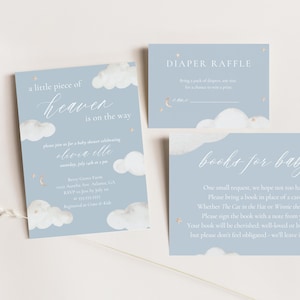 Może przedstawiać: Zestaw zaproszeń na baby shower z jasnoniebieskim tłem i białymi chmurami. Zaproszenie brzmi "a little piece of heaven is on the way". Zawiera kartę loterii pieluch i kartę "books for baby".