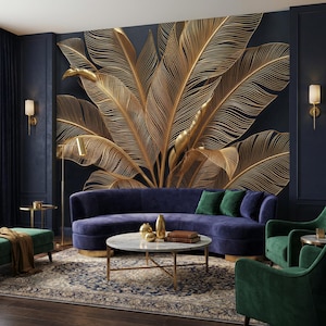 Puede incluir: Un lujoso salón con una pared azul oscuro con un gran diseño de hojas doradas. Un sofá curvo de terciopelo azul se combina con sillones y cojines de terciopelo verde. Una mesa de centro con tapa de mármol y una alfombra estampada completan el espacio.