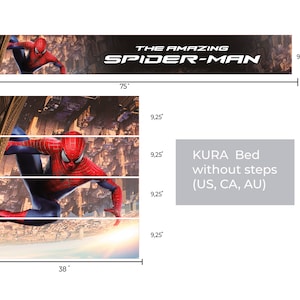 K&ouml;nnte beinhalten: Eine rote und blaue Spider-Man-Figur klettert eine Treppe hinauf, im Hintergrund eine Stadtlandschaft. Die Treppe ist 23,5 cm hoch und die Figur 190,5 cm breit. Der Text "THE AMAZING SPIDER-MAN" befindet sich oben im Bild. Der Text "KURA Bed without steps (US, CA, AU)" befindet sich in einem grauen Kasten auf der rechten Seite des Bildes.