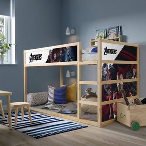 Juego de calcomanías de cama de superhéroe Kura, una atrevida renovación de IKEA KURA con temática de héroe, pegatinas de cama inspiradas en cómics para la decoración de habitaciones infantiles.