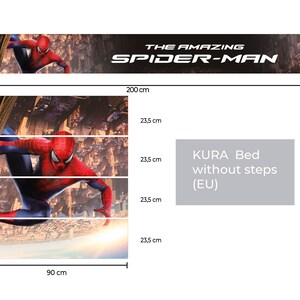 K&ouml;nnte beinhalten: Eine rote und blaue Spiderman-Figur klettert eine Treppe hinauf, im Hintergrund eine Skyline. Das Bild ist eine Grafik f&uuml;r ein KURA-Bett ohne Stufen (EU).