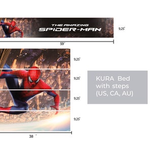K&ouml;nnte beinhalten: Ein KURA-Bett mit Stufen zeigt einen roten und blauen Spider-Man-Charakter. Das Bett ist 96,5 cm breit und 150 cm lang. Die Stufen sind jeweils 23,5 cm hoch. Das Bett ist f&uuml;r Kinder geeignet und in den USA, Kanada und Australien erh&auml;ltlich.