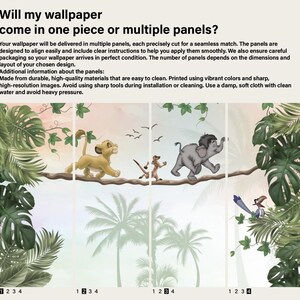 Puede incluir: Un mural de papel tapiz de cuatro paneles con una escena de la selva con un cachorro de le&oacute;n, una suricata y una cr&iacute;a de elefante caminando sobre una rama. El texto dice: Will my wallpaper come in one piece or multiple panels? Incluye instrucciones.