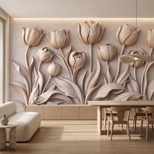 Könnte beinhalten: Ein Wandbild mit großen, dreidimensionalen beigen Tulpenblüten und Blättern im Relief. Das Design bedeckt die gesamte Wandfläche und zeigt skulpturale Blumenformen mit glatten, geschwungenen Blütenblättern und Stängeln, die nach oben ragen.