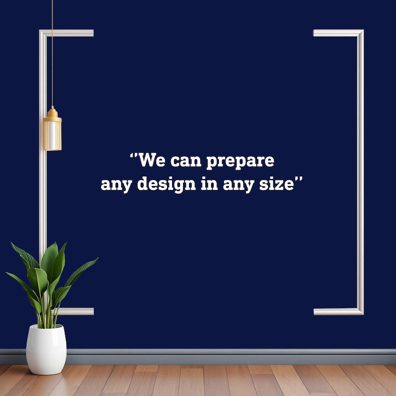 Puede incluir: Una pared azul marino profundo con un marco blanco y el texto blanco centrado "We can prepare any design in any size". Una peque&ntilde;a planta verde en maceta se sit&uacute;a en la esquina inferior izquierda y una l&aacute;mpara colgante dorada cuelga arriba.