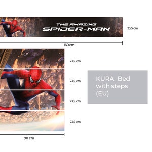 K&ouml;nnte beinhalten: Ein KURA-Bett mit Stufen, das mit einem Spiderman-Motiv verziert ist. Das Bett ist 90 cm breit und 160 cm lang. Die Stufen sind jeweils 23,5 cm hoch.
