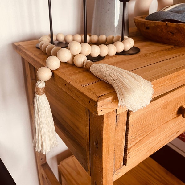 Guirlande de perles en bois avec pompons en coton, macramé, décoration balinaise, guirlande bohème, style boho, attache en perles de bois