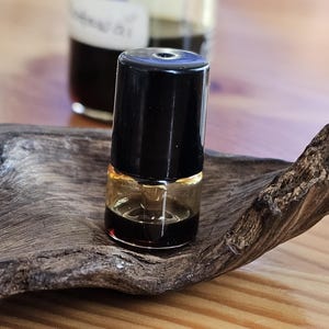 One gram pure Agarwood Oil,Wild Oud Oil from Siak,Riau, Sumatra Artisan Indonesian Oud Perfume,Natural Premium Oud Essential Oil