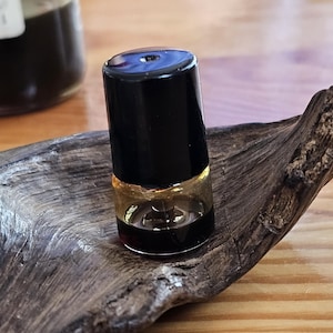 One gram pure Agarwood Oil,Wild Oud Oil from Siak,Riau, Sumatra Artisan Indonesian Oud Perfume,Natural Premium Oud Essential Oil
