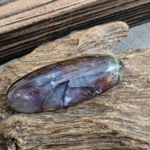 Può includere: Un cartello in legno fatto a mano con la scritta "Benvenuti" in un carattere giocoso. Il cartello è dipinto di bianco con una finitura invecchiata e presenta un piccolo cuore decorativo. Ideale per una porta d'ingresso o un ingresso.