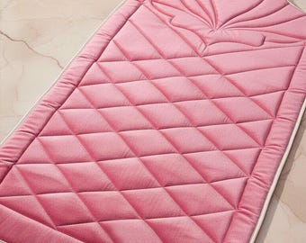 Koyu Pembe Kapitone Dolgulu Lüks Seccade 65X115 Cm