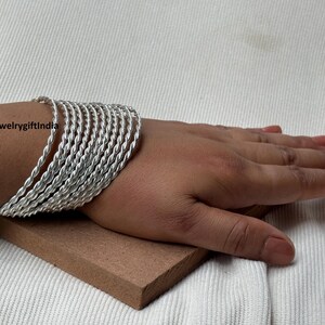 Tvinnat armband i sterlingsilver: Skimrande stapelbart armband med tråd