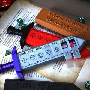 Pastillero de 7 días con diseño de espadas / Dungeons and Dragons / Organizador de pastillas / Pastillero portátil y soporte para vitaminas / Organizador de medicamentos semanales