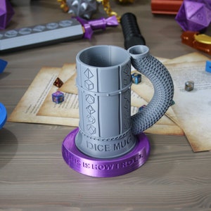 Taza con dados / Torre de dados / Soporte para latas / Texto personalizado / Impresión 3D de D&D / Calabozos y dragones / Regalo de D&D / Regalo de Navidad