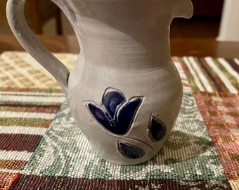 Jarra pequeña de cerámica con esmalte de sal Williamsburg en forma de tulipán azul cobalto de 3" de alto