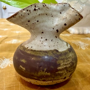 Vintage Studio Pottery Weed Pot, Small Pinch Neck Bud Vase, Speckled Stone Ceramic Vessel, Earthy Boho Shelf Decor, small Hand Thrown Vase