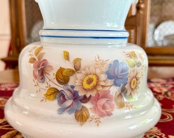 Pantalla de lámpara vintage de vidrio opalino / Ramo floral, anillo azul, parte superior con volantes, soporte de 6"