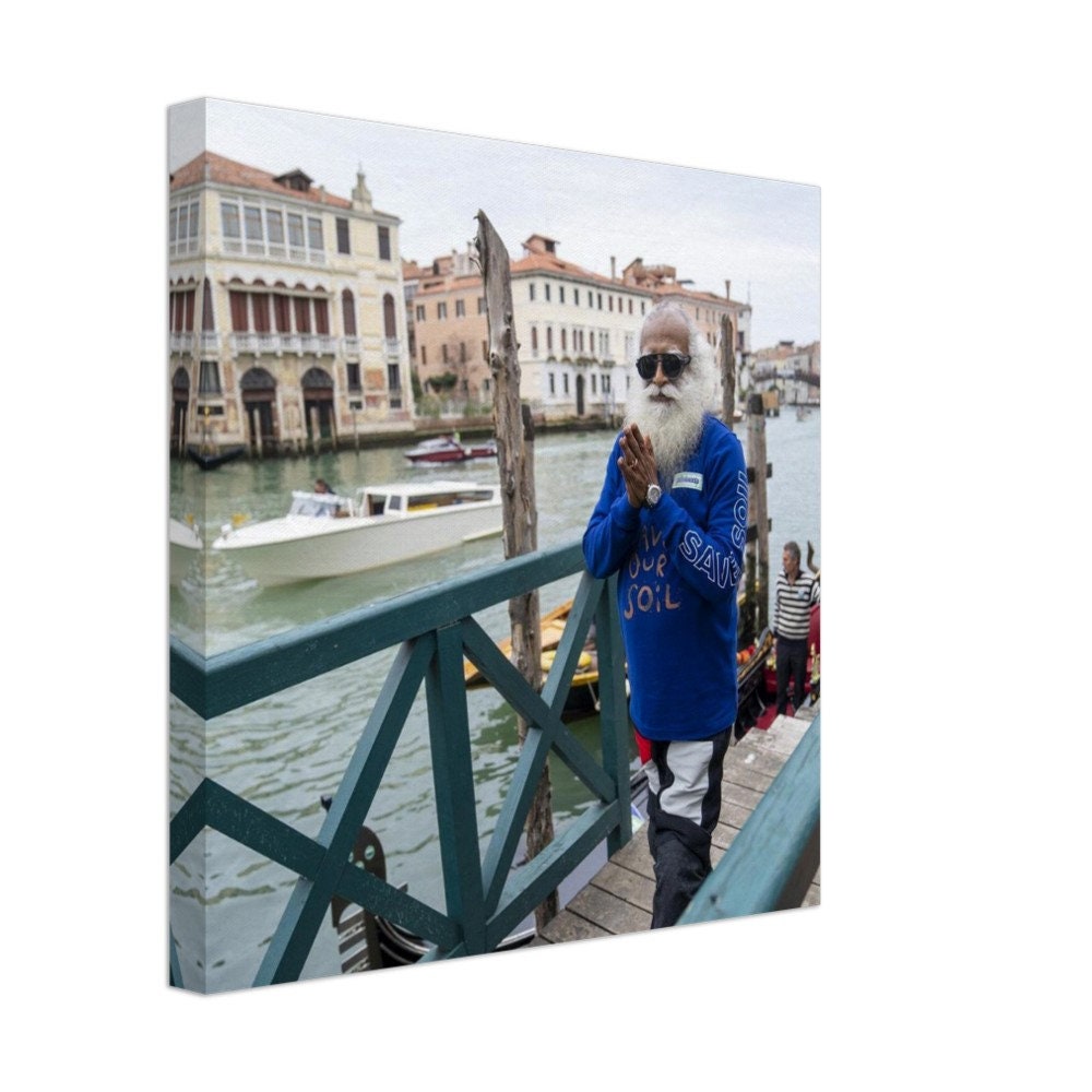 Sadhguru Canvas - 'Little Italy', Isha Yoga, Sadhguru Wall Art, Sadhguru Foto, Meerdere Maten