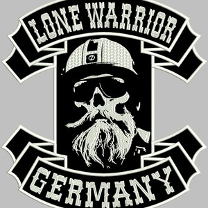 Könnte beinhalten: Schwarz-weiß gestickter Patch mit einem Totenkopf, der einen Helm und eine Sonnenbrille trägt. Der Patch trägt den Text "Lone Warrior Germany".