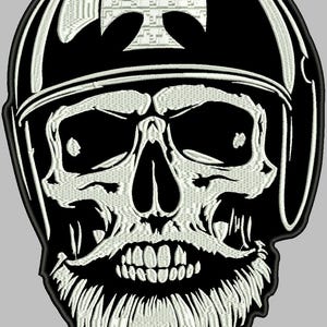 Peut inclure: Patch brodé noir et blanc d'un crâne portant un casque surmonté d'une croix. Le crâne a une barbe et une expression menaçante.