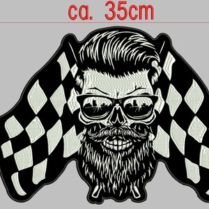 Puede incluir: Parche bordado en blanco y negro de una calavera con barba y gafas de sol, que lleva una bandera de carreras a cuadros. El parche mide aproximadamente 35 cm de ancho y 25 cm de alto.