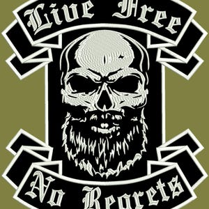 Puede incluir: Parche bordado en blanco y negro con una calavera con barba y dos pancartas. La pancarta superior dice "Live Free" y la pancarta inferior dice "No Regrets".