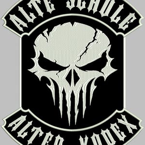 Op de afbeelding: Een zwart-witte patch met een schedelmotief. De schedel is wit met een distressed effect, tegen een zwarte achtergrond. De woorden "ALTE SCHULE" staan bovenaan en "ALTER KODEX" onderaan.
