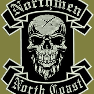 Könnte beinhalten: Schwarz-weißer gestickter Aufnäher mit einem Totenkopf- und Knochen-Motiv. Der Aufnäher hat zwei Banner, eines oben, das "Northmen" sagt, und eines unten, das "North Coast" sagt.