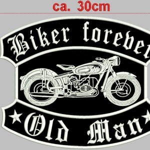 Peut inclure: Patch brodé noir et blanc avec une moto, les mots "Biker forever" et "Old Man" et deux étoiles. Le patch mesure environ 30 cm de large et 23 cm de haut.