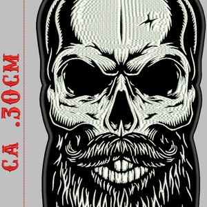 Op de afbeelding: Zwart-witte geborduurde patch van een schedel met een baard. De schedel heeft een witte omtrek en zwarte ogen. De baard is wit en heeft een snor. De patch is ongeveer 17 cm breed en 30 cm hoog.