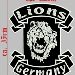 Könnte beinhalten: Schwarz-weiß gestickter Patch mit einem brüllenden weißen Löwenkopf in der Mitte. Der Patch hat weißen Text, der "Lions" über dem Löwen und "Germany" unter dem Löwen lautet. Der Patch ist etwa 32 cm breit und 15 cm hoch.