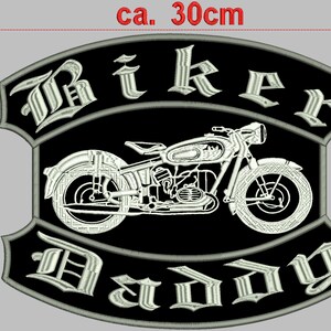 Könnte beinhalten: Schwarz-weiß gestickter Patch mit den Worten "Biker Daddy" in gotischer Schrift. Ein Vintage-Motorrad befindet sich in der Mitte des Patches. Der Patch ist etwa 30 cm breit und 23 cm hoch.